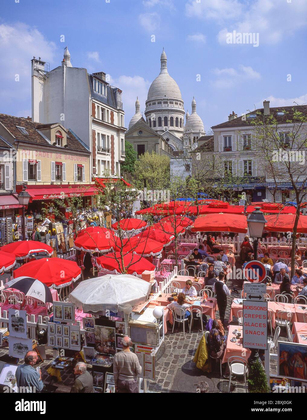 Künstlerstände und Restaurants in Place du Tertre, Montmartre, Paris, Île-de-France, Frankreich Stockfoto