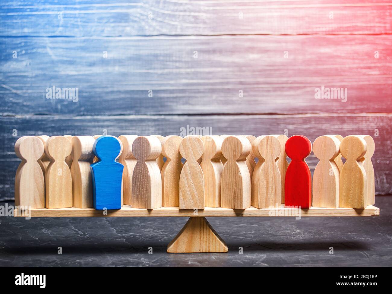 Menschen auf Skalen sind in zwei gegensätzliche Gruppen unterteilt. Auftreten von Meinungsführern, Beeinflussung anderer. Nominierung eines gewählten Kandidaten. Formatio Stockfoto