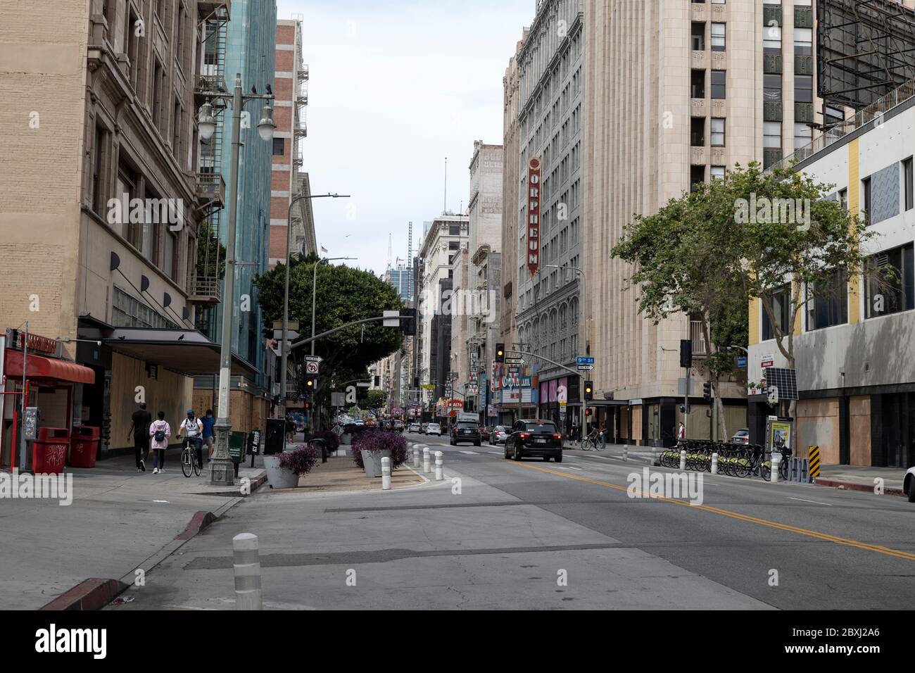 Los Angeles, CA/USA - 1. Juni 2020: Geschäfte werden im Broadway-Theaterviertel von Los Angeles vernagelt Black Lives Matter-Unruhen am 29. Mai Stockfoto