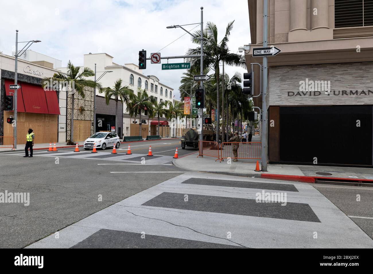 Beverly Hills, CA/USA - Nationalgarde auf dem Rodeo Drive, der nach der Plünderung während der Black Lives Matter PR Stockfoto