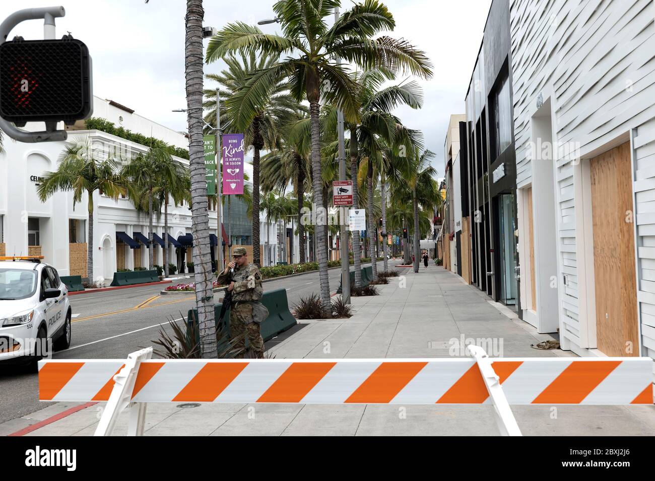 Beverly Hills, CA/USA - Rodeo Drive ist nach den Protesten von Black Lives Matter, wo jedes Geschäft im Luxus-Einkaufsviertel ist, verbarrikadiert und verbarrikadiert Stockfoto