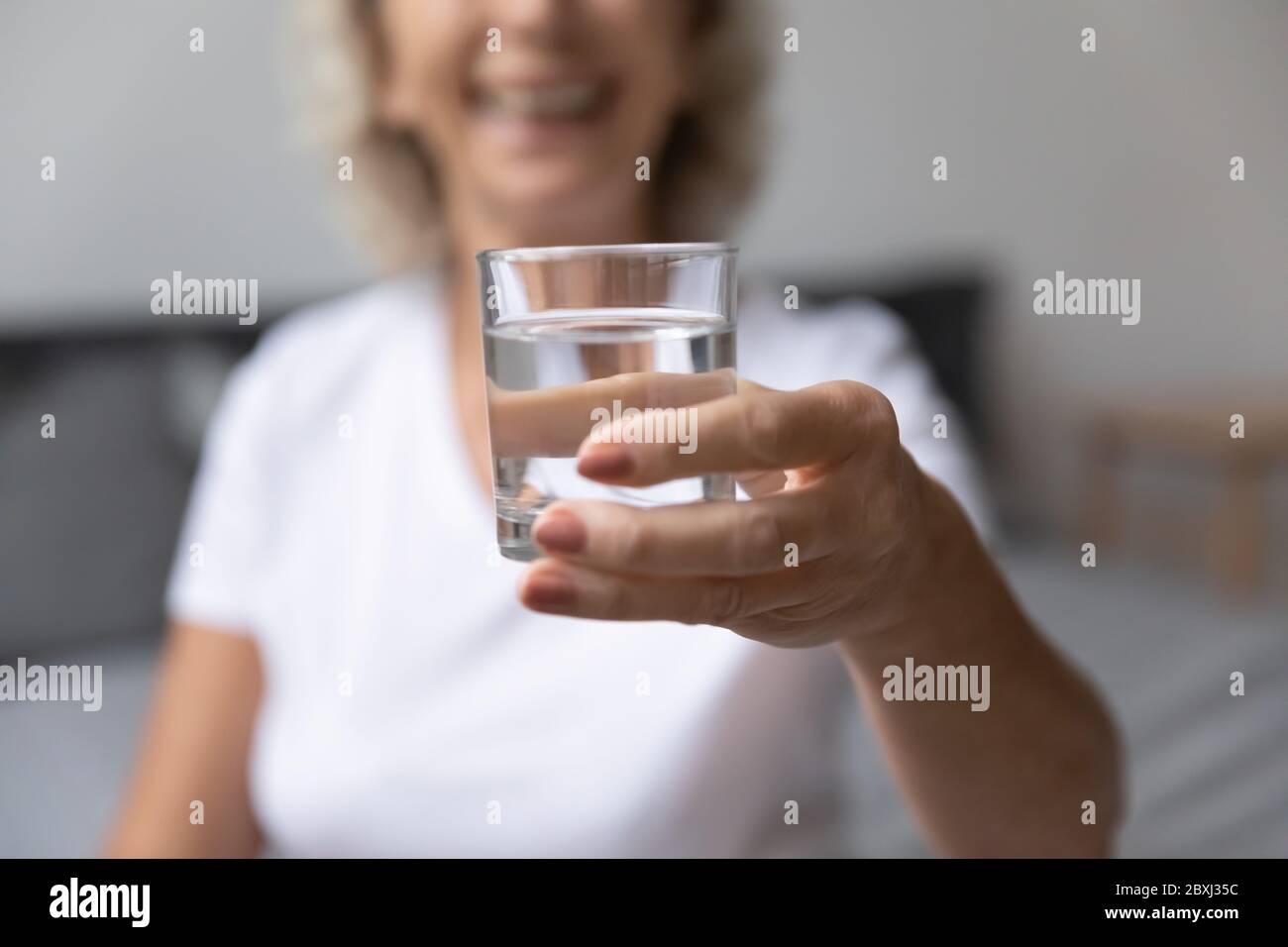 Nahaufnahme von älteren Frauen empfehlen Wasser trinken Stockfoto