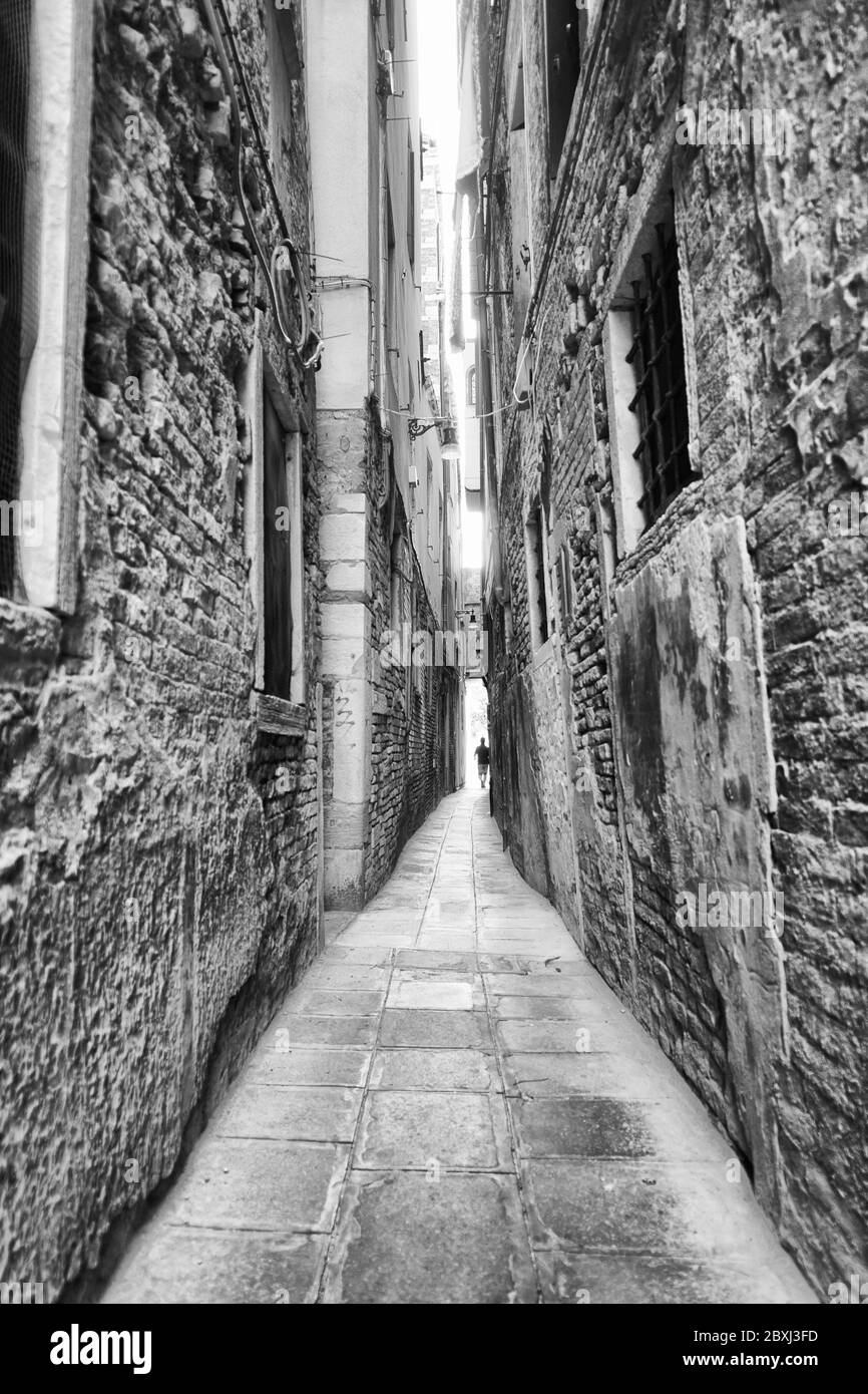 Schmale Durchfahrt in Venedig, Italien in schwarz und weiß. Stockfoto