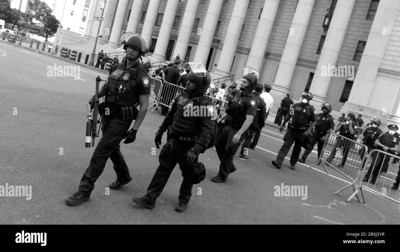 New York, New York, USA. Juni 2020. Kundgebung und marsch in Erinnerung an George Floyd und andere wie Breonna Taylor, die während der Konflikte mit der Polizei starb. Demonstrationen im ganzen Land, die als spontane Ausbrüche von Wut nach dem Tod von Floyd in Minneapolis vor zwei Wochen begann, haben sich zu einer amerikanischen Bewegung gegen systemischen Rassismus und die Exzesse der Strafverfolgung Taktik. Dieser Aktivismus ist eine Parallele zur Corona-Virus-Pandemie, die viele Klassen- und Rassenunheiten in Regierung und Wirtschaft illustriert hat. Quelle: John Marshall Mantel/ZUMA Wire/Alamy Live News Stockfoto