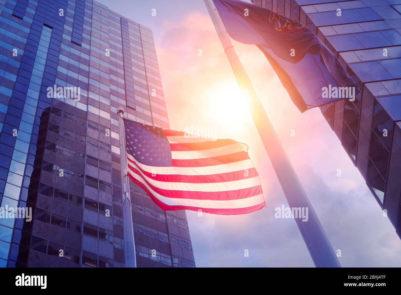 Philadelphia PA. Flaggen winken im Wind bei Sonnenuntergang in der Nähe des Amtrac Gebäudes. Stockfoto