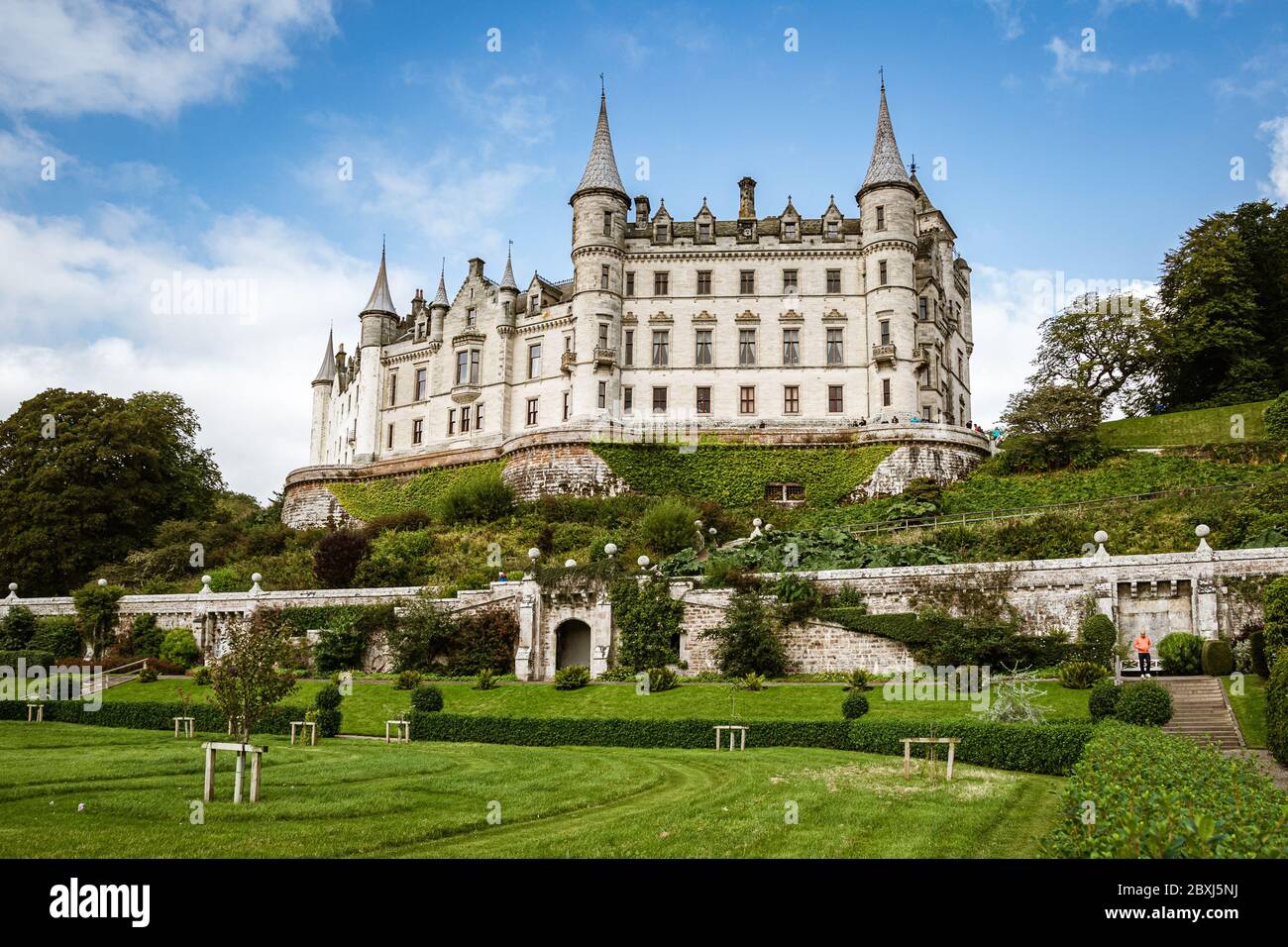 Dunrobin Castle der Familiensitz des Grafen von Sutherland und des Clan Sutherland. Blick vom Schlossgarten. Stockfoto