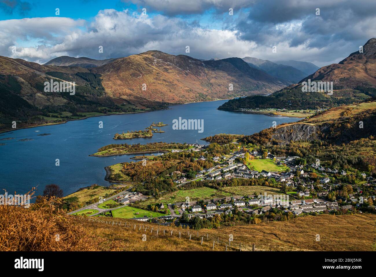 Herbstansicht des schottischen Dorfes Ballachulish und Loch Leven im berühmten Glen Coe in schottischen Highlands. Stockfoto