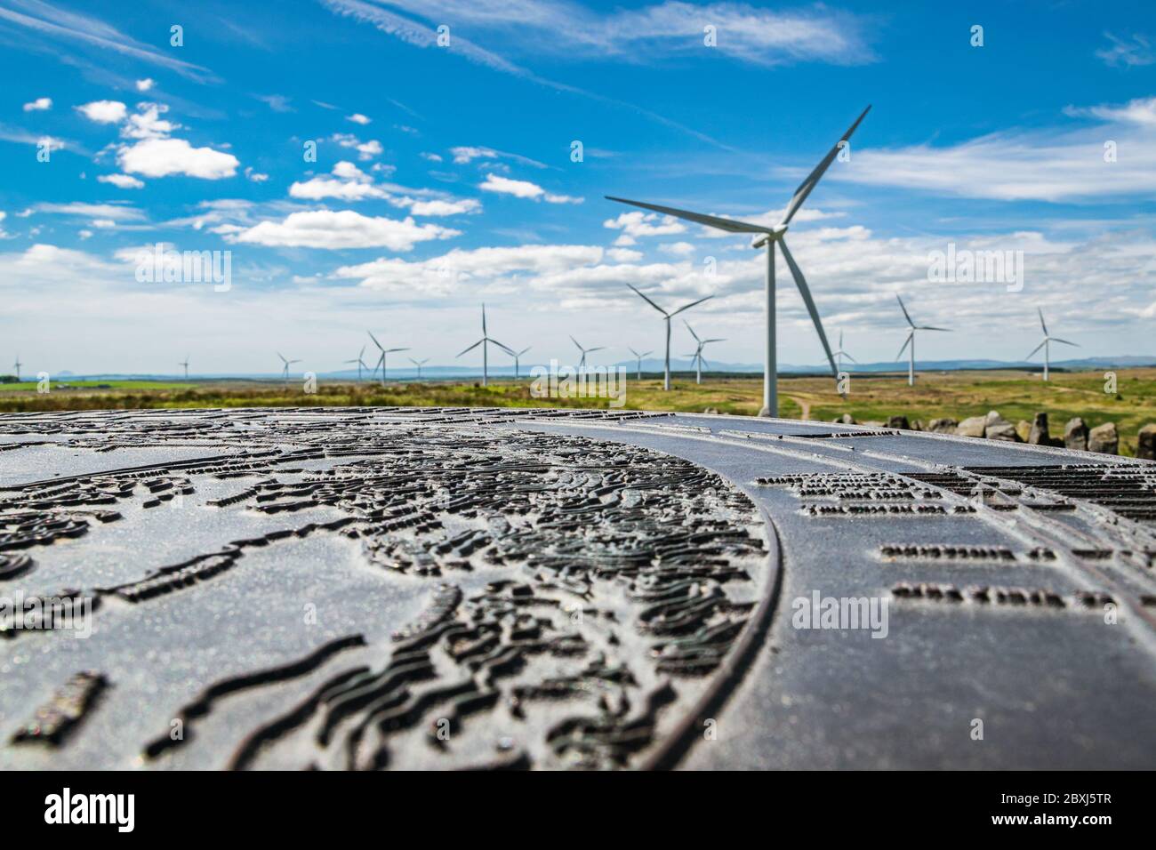 Windturbinen auf dem Windpark Whitelee, Eaglesham Moor, Schottland an einem sonnigen Tag Stockfoto