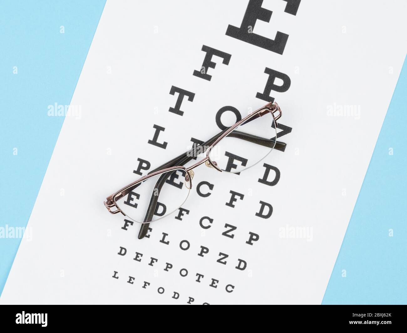 Brille und Teller, um die Sicht auf einem blauen Hintergrund zu überprüfen. Stockfoto