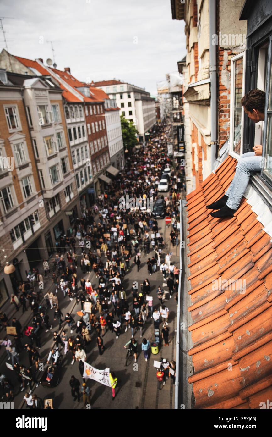 Kopenhagen, Dänemark. Juni 2020. Mehr als 15.000 Demonstranten protestieren auf den Straßen der dänischen Hauptstadt gegen Rassismus bei der Demonstration von Black Lives Matter. Die Demonstranten versammelten sich friedlich vor der US-Botschaft und marschierten zum Christiansborg Slotsplads, dem Sitz des dänischen parlaments, im Zentrum von Kopenhagen. (Foto: Gonzale Photo - Kenneth Nguyen). Quelle: Gonzales Photo/Alamy Live News Stockfoto