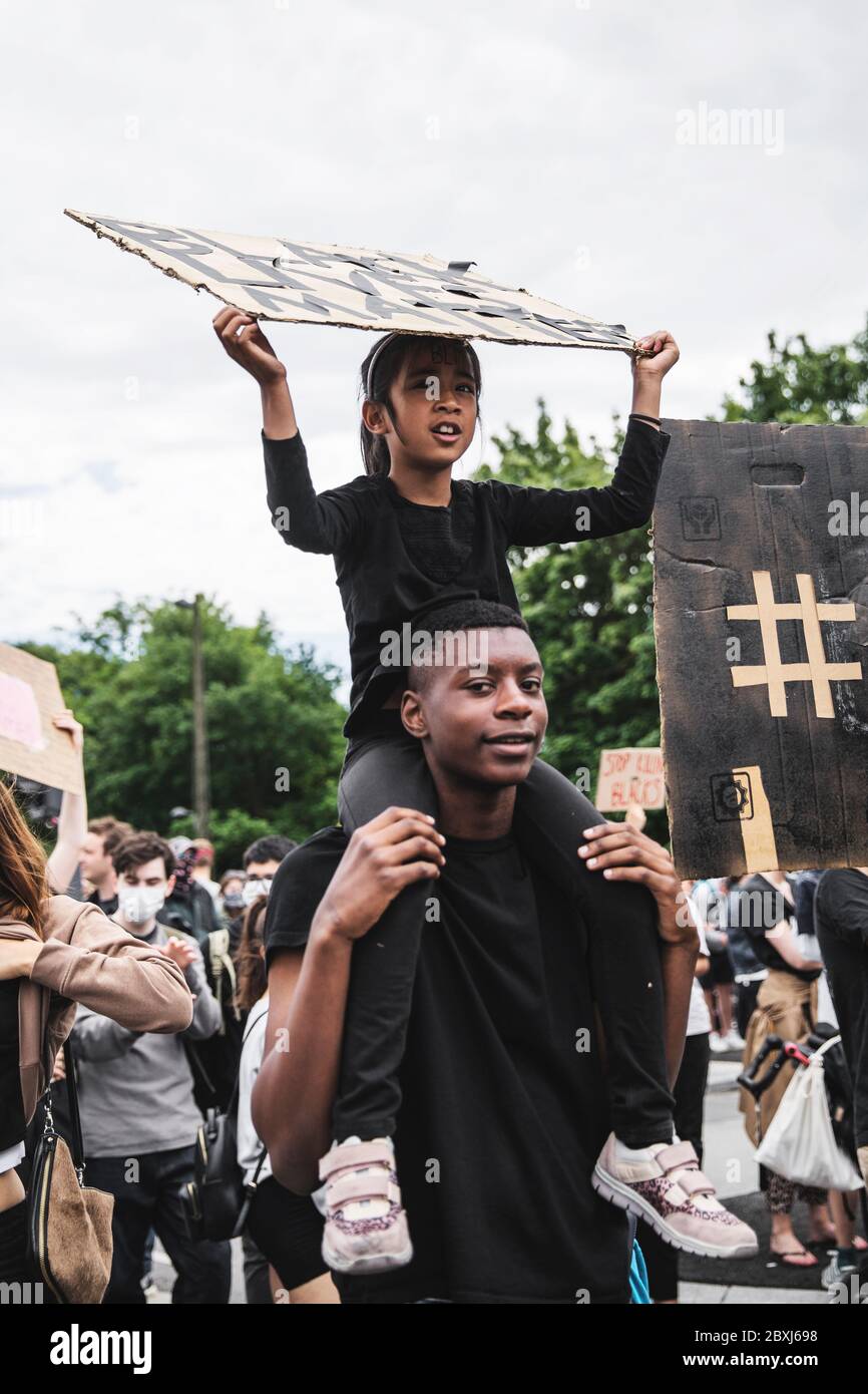 Kopenhagen, Dänemark. Juni 2020. Mehr als 15.000 Demonstranten protestieren auf den Straßen der dänischen Hauptstadt gegen Rassismus bei der Demonstration von Black Lives Matter. Die Demonstranten versammelten sich friedlich vor der US-Botschaft und marschierten zum Christiansborg Slotsplads, dem Sitz des dänischen parlaments, im Zentrum von Kopenhagen. (Foto: Gonzale Photo - Kenneth Nguyen). Quelle: Gonzales Photo/Alamy Live News Stockfoto