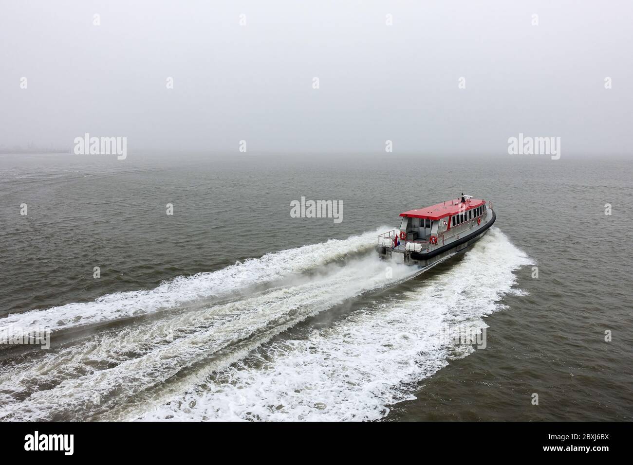 Schnelle Fähre zwischen dem niederländischen Festland (Friesland) und der Insel Ameland Stockfoto