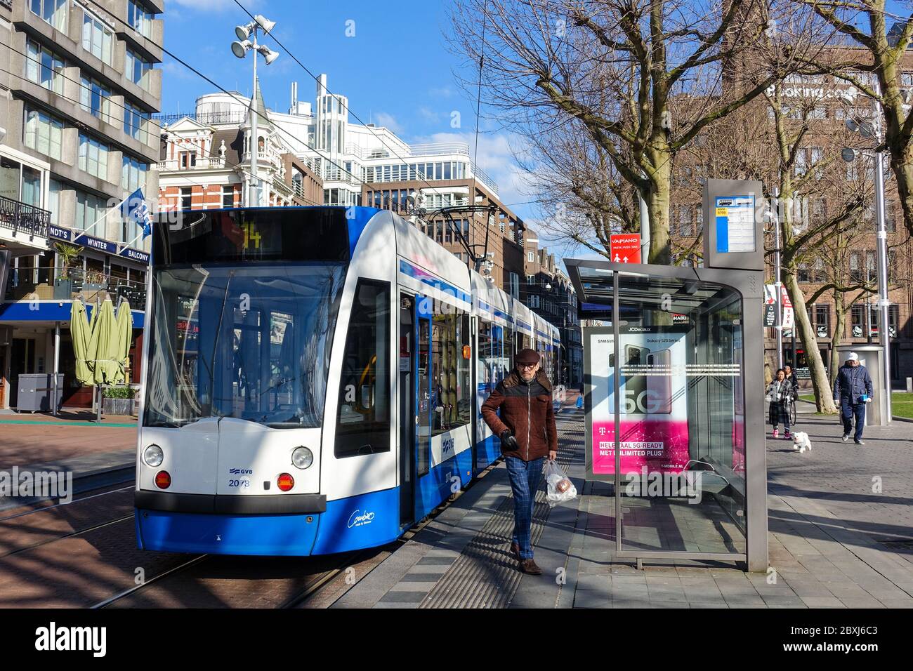 Ruhiges Amsterdam (Niederlande) während der Covid-19-Krise, Blick auf den leeren Rembrandtplein Stockfoto