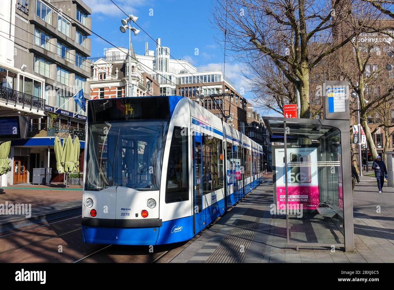 Ruhiges Amsterdam (Niederlande) während der Covid-19-Krise, Blick auf den leeren Rembrandtplein Stockfoto
