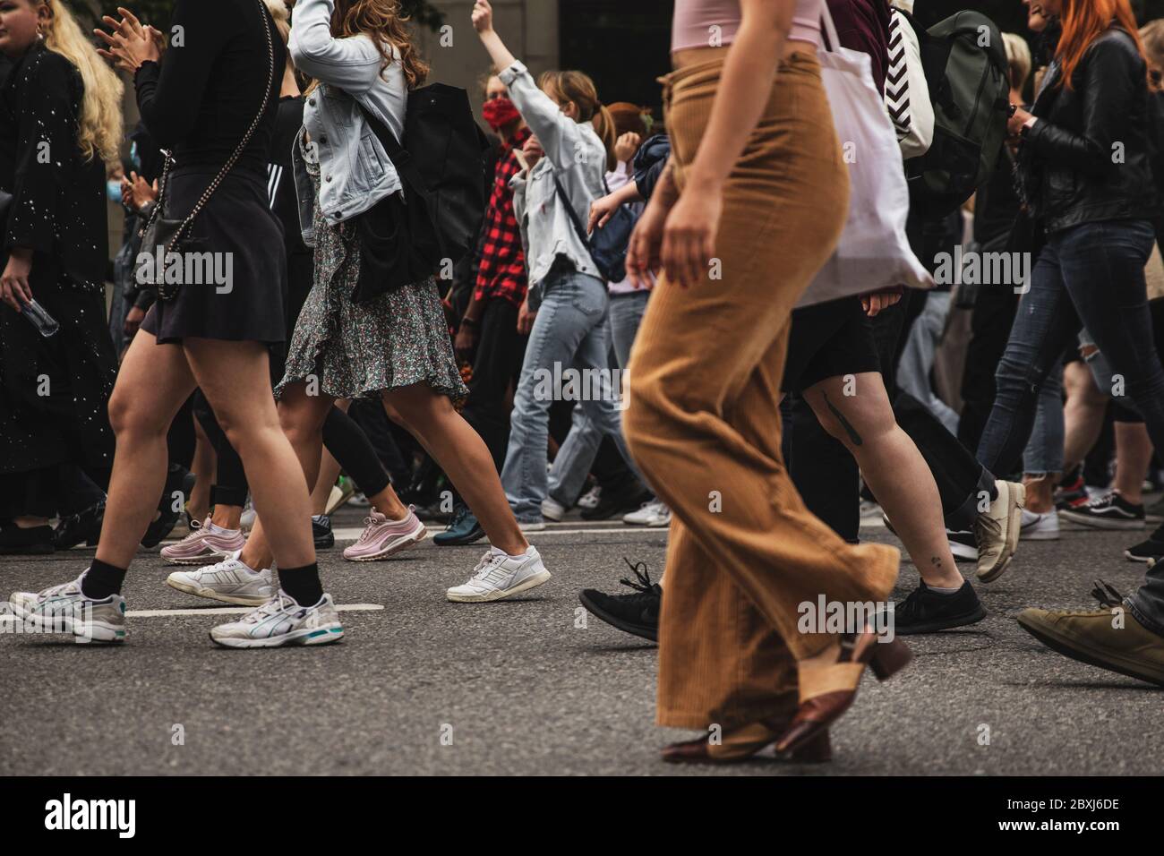 Kopenhagen, Dänemark. Juni 2020. Mehr als 15.000 Demonstranten protestieren auf den Straßen der dänischen Hauptstadt gegen Rassismus bei der Demonstration von Black Lives Matter. Die Demonstranten versammelten sich friedlich vor der US-Botschaft und marschierten zum Christiansborg Slotsplads, dem Sitz des dänischen parlaments, im Zentrum von Kopenhagen. (Foto: Gonzale Photo - Kenneth Nguyen). Quelle: Gonzales Photo/Alamy Live News Stockfoto