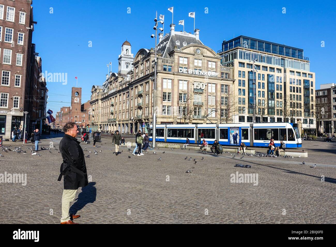 Ruhiges Amsterdam (Niederlande) während der Covid-19-Krise, Blick auf den leeren Damplein Stockfoto