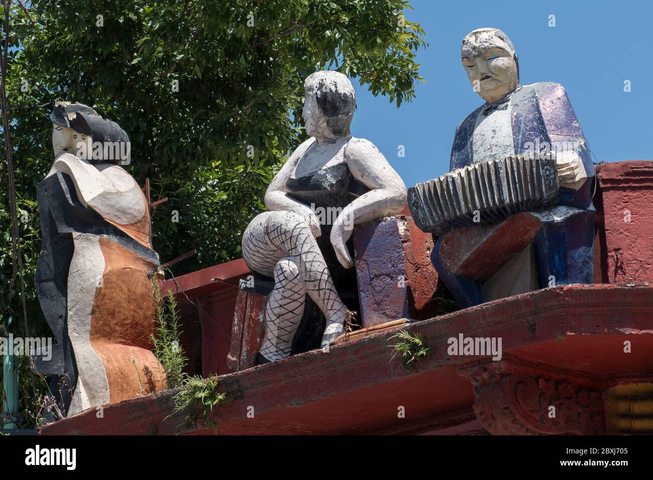 Figuren von Tangotänzern und einem Musiker auf dem Dach eines Gebäudes im La Boca-Viertel von Buenos, Argentinien, Südamerika Stockfoto
