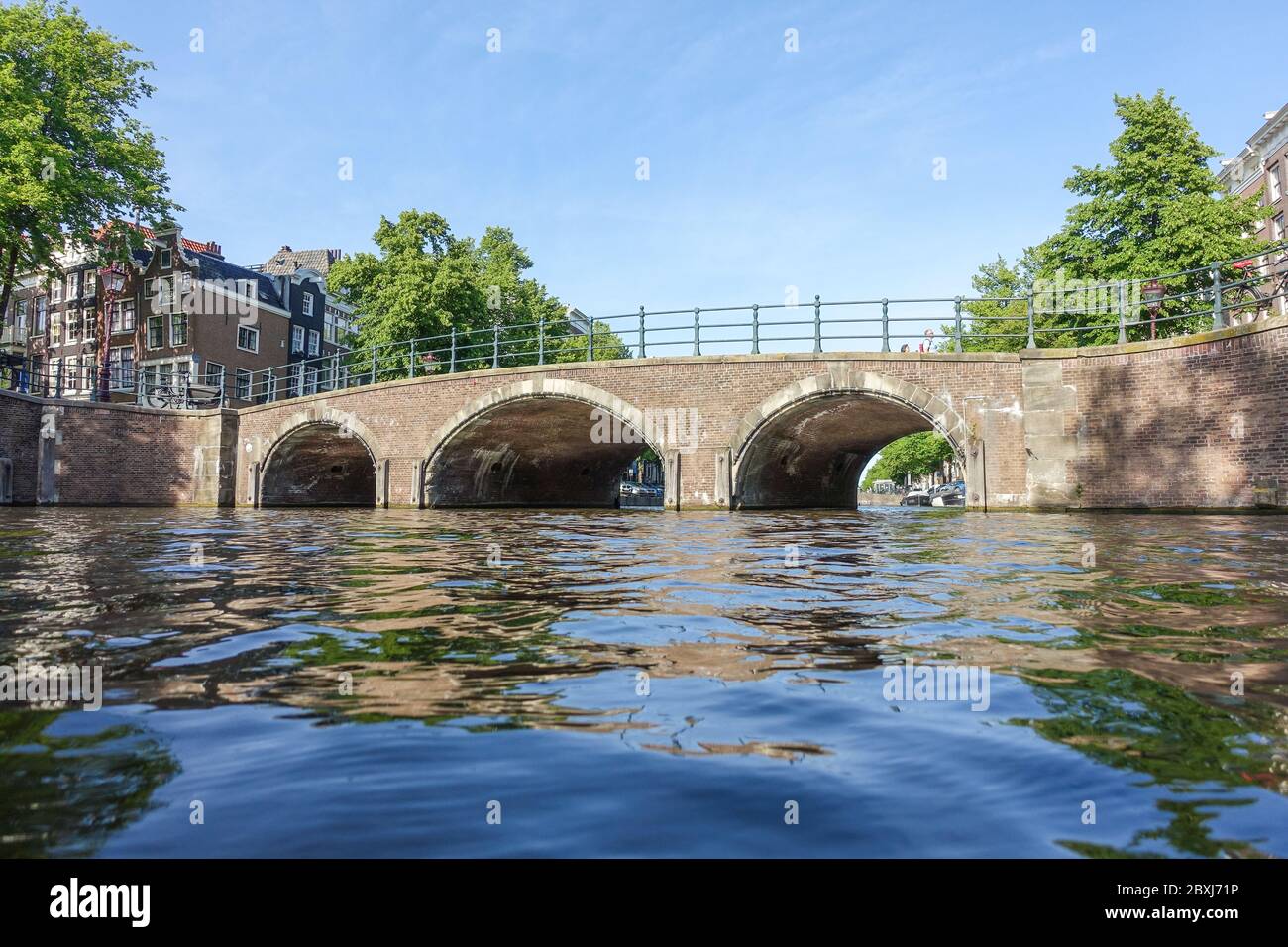 Ruhiges Amsterdam (Niederlande) während der Covid-19-Krise, Blick auf die Kanäle und Brücken (reguliersgracht) Stockfoto