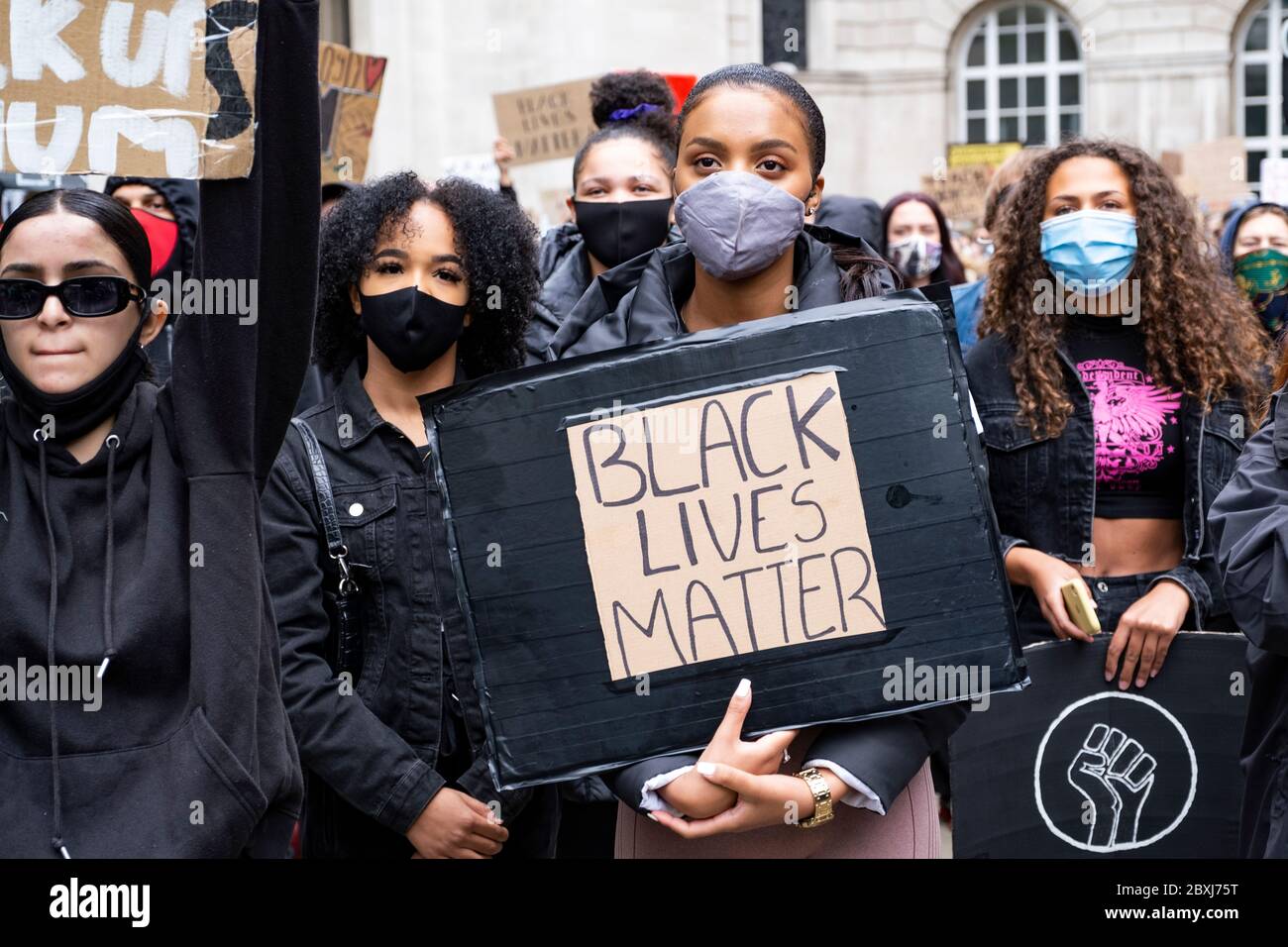 Manchester, Großbritannien. Juni 2020... Tausende friedliche Demonstranten kommen als Teil der Bewegung Black Lives Matter im Stadtzentrum von Manchester in Massen heraus. Kredit: Gary Mather/Alamy Live News Stockfoto