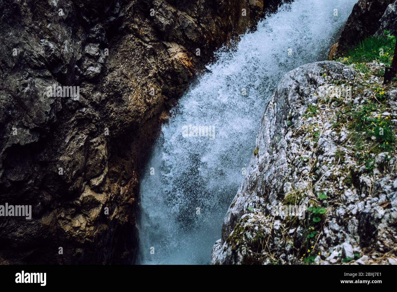 Wandern in der Höllenschlucht unter der Zugspitze in Deutschland
