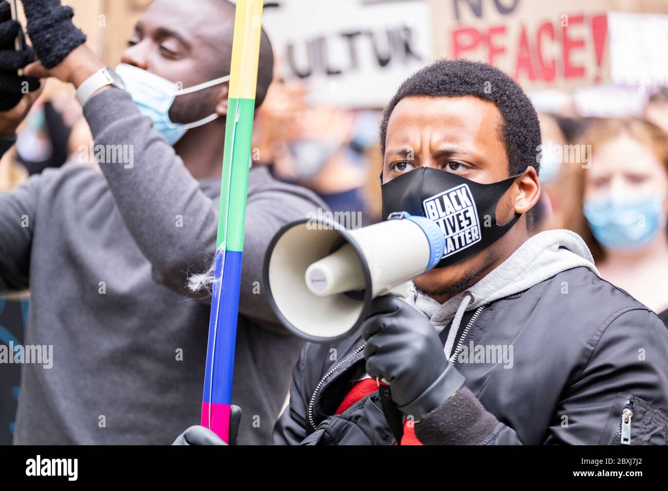 Manchester, Großbritannien. Juni 2020... Tausende friedliche Demonstranten kommen als Teil der Bewegung Black Lives Matter im Stadtzentrum von Manchester in Massen heraus. Kredit: Gary Mather/Alamy Live News Stockfoto