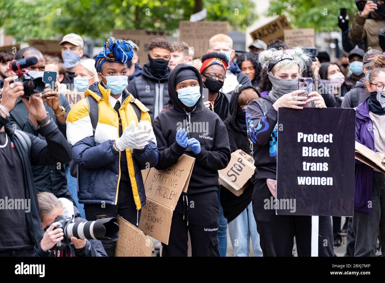 Manchester, Großbritannien. Juni 2020... Tausende friedliche Demonstranten kommen als Teil der Bewegung Black Lives Matter im Stadtzentrum von Manchester in Massen heraus. Kredit: Gary Mather/Alamy Live News Stockfoto