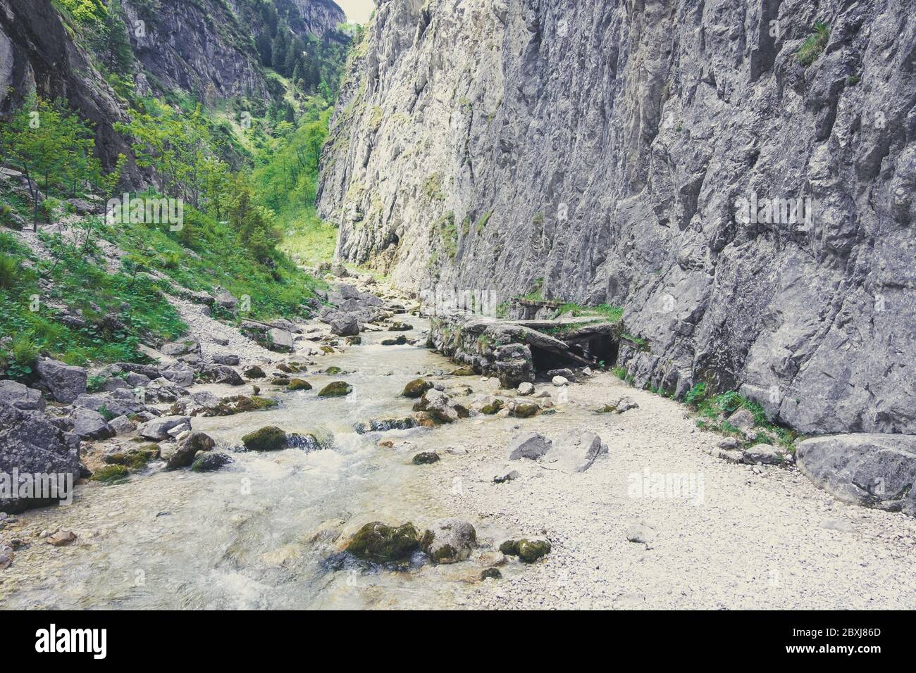 Wandern in der Höllenschlucht unter der Zugspitze in Deutschland Stockfoto