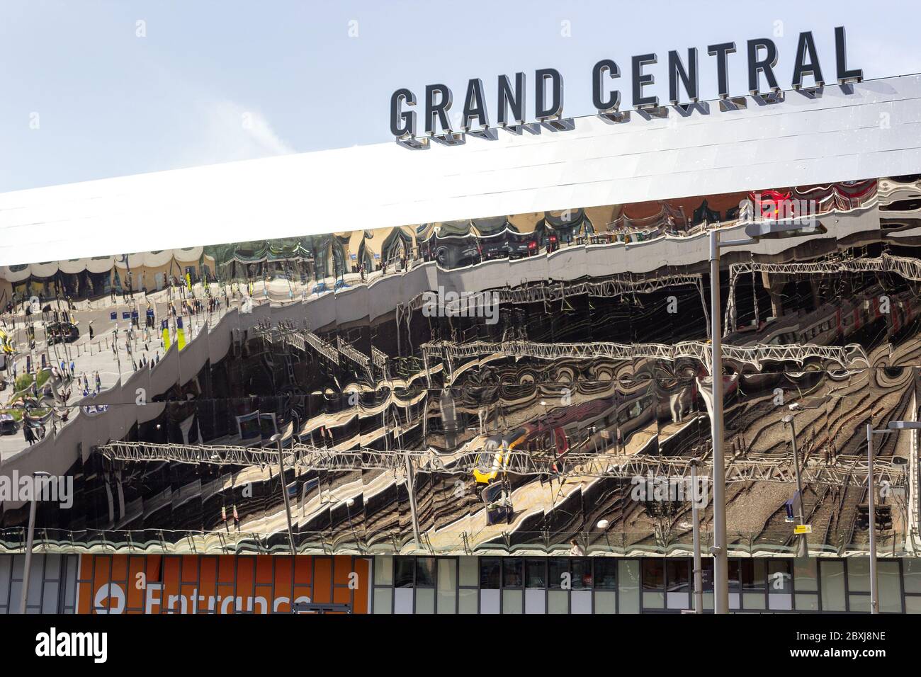 Grand Central Einkaufszentrum, Spiegelfassade mit Bahngleisen, New Street, Birmingham Stockfoto