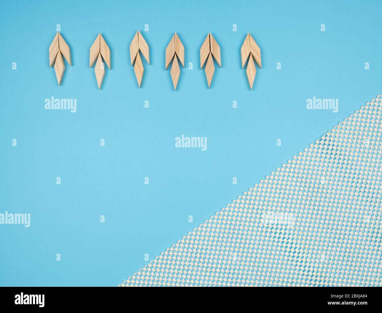 Die Attribute des Eco-Style auf blauem Hintergrund. Stockfoto