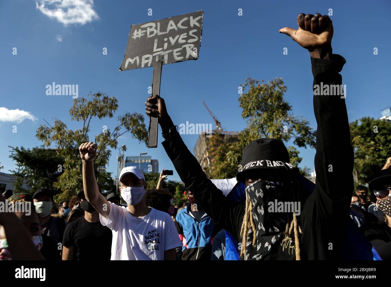 Sao Paulo, Brasilien. 7. Juni 2020: Tausende linke Aktivisten und Fußballfans versammeln sich im Protest für Demokratie und Rassengleichheit. Die Demonstranten protestieren auch, um auf den Tod von Menschen mit schwarzer Matrix aufmerksam zu machen, wie im Fall von Mariele, Joao Pedro Mattos Junge von 14 Jahren von der Polizei in Rio de Janeiros Favela von George Floyd getötet, erstickt von der amerikanischen Polizei und gegen Bolsonaros Regierung in Sao Paulo, Brasilien. Kredit: Dario Oliveira/ZUMA Wire/Alamy Live News Stockfoto