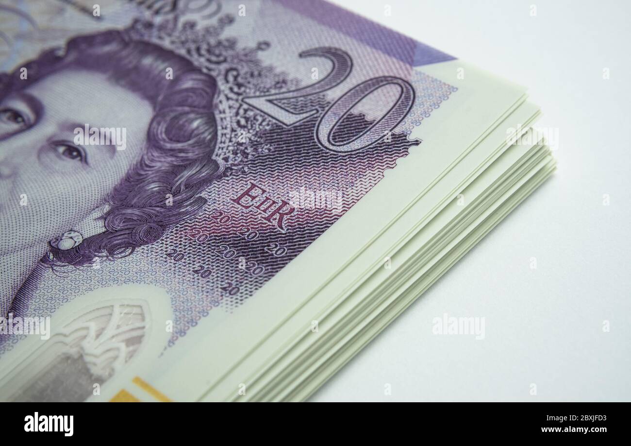 Ecke des Stapels von 20 Pfund Banknoten auf weiß isoliert. Foto von neuen Polymer 20 Pfund Note veröffentlicht im februar 2020 in Großbritannien. Stockfoto