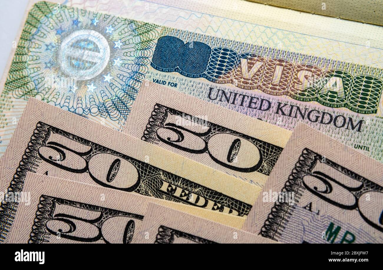 UK Einreise Business Visum im Pass und Stapel von 50-Dollar-Banknoten. Konzept Bild für die Kosten des Visums. Stockfoto