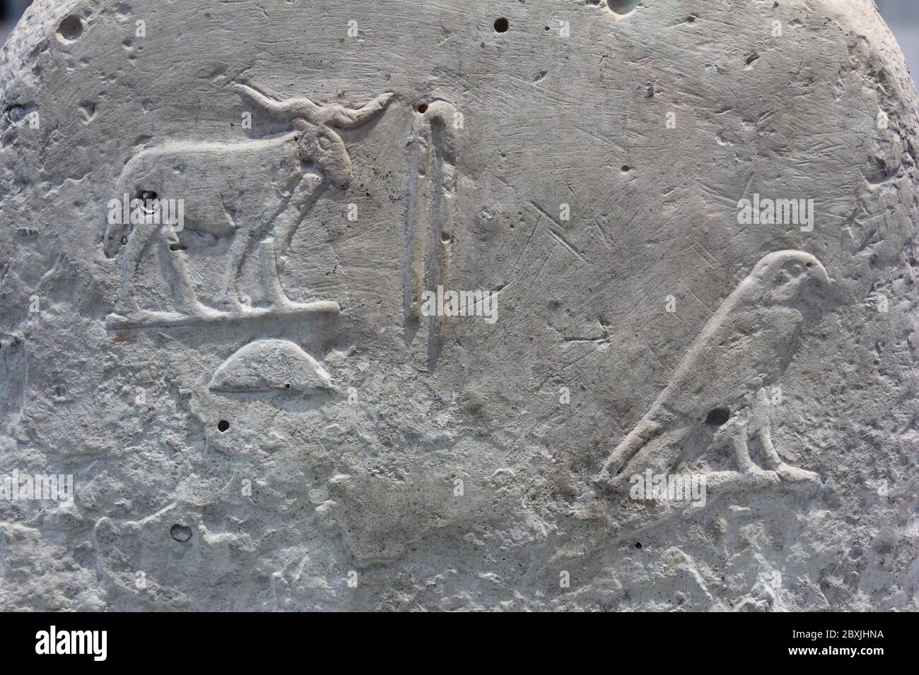 Grabkunst Stele mit hieroglyphischen Inschriften. Etwa 3000 v. Chr.. Kalkstein. Von Abydos, Ägypten. Das Museum des Louvre in Lens, Frankreich. Stockfoto