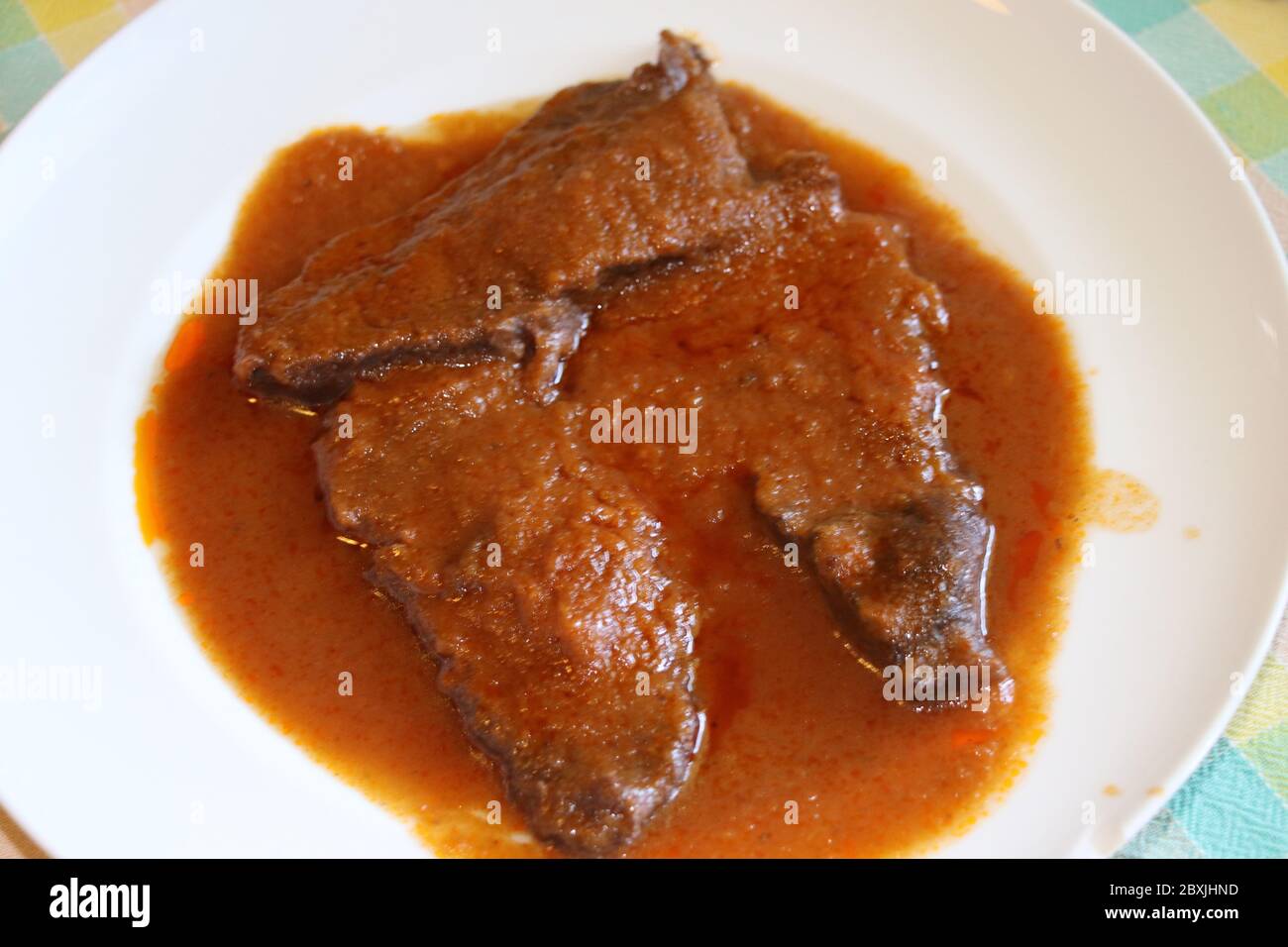 Geschmorte Fleischscheiben in der Schüssel mit Sauce Stockfoto