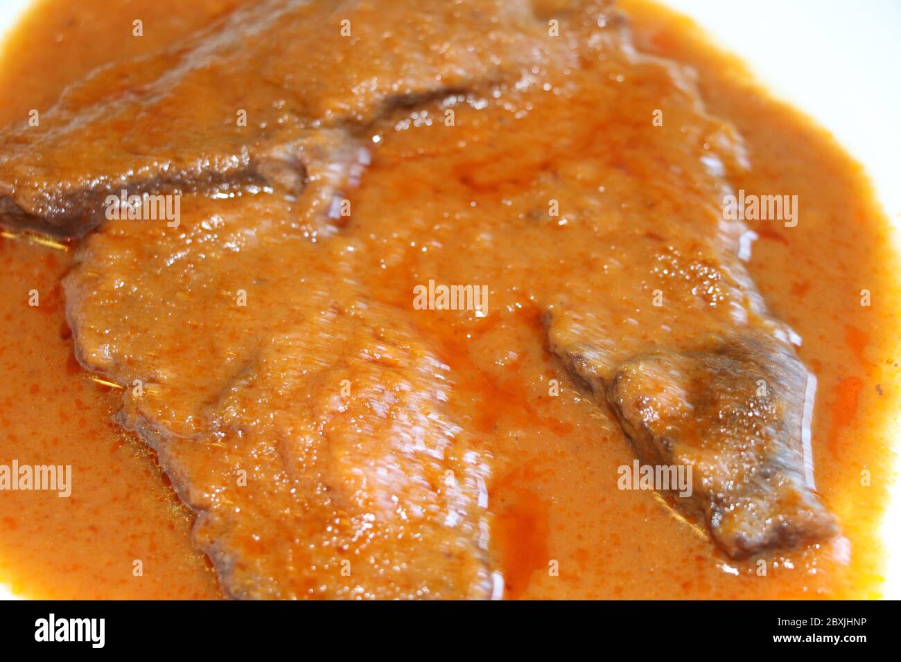 Geschmorte Fleischscheiben in der Schüssel mit Sauce Stockfoto