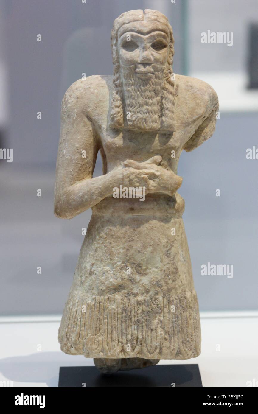 Betende Mann mit dem Namen Ginak, Prinz der Stadt-Staat von Edina eingeschrieben. Etwa 2700 v. Chr. Kalkstein. Region Diyala, Mesopotamien, heute Irak. Stockfoto