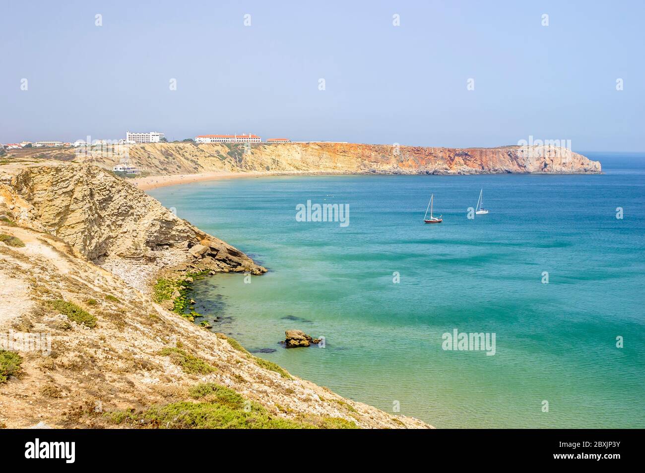 Die Küste, Klippen und türkisfarbenes Meer in Praia do Tonel, Sagres nahe Cape St. Vincent, dem südwestlichsten Punkt Portugals und des europäischen Festlandes Stockfoto