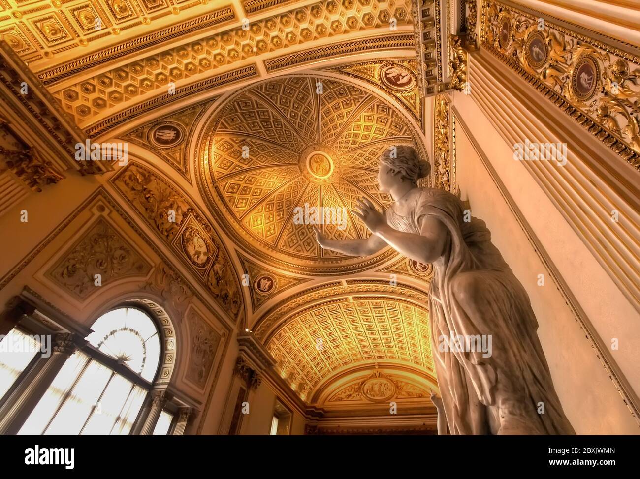 Florenz - 26. Mai 2016 - Blick auf den Großen Saal mit Golddecke in den Uffizien, Florenz, Italien Stockfoto