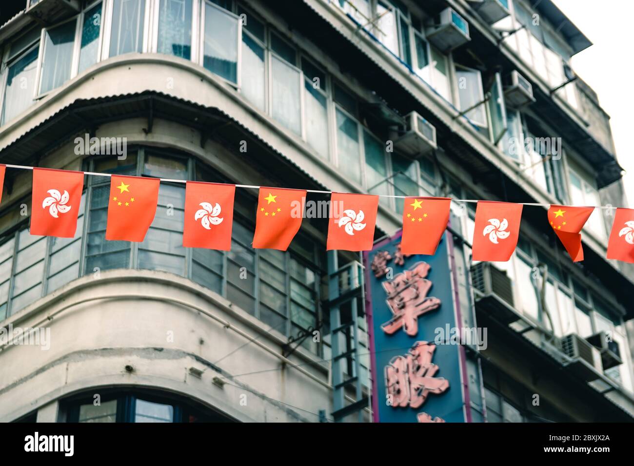 Hongkong - 07. Februar 2018 - China und Hongkong Flaggen mit traditionellen Kolonialwohnheiden am chinesischen Neujahr, Kowloon Stockfoto
