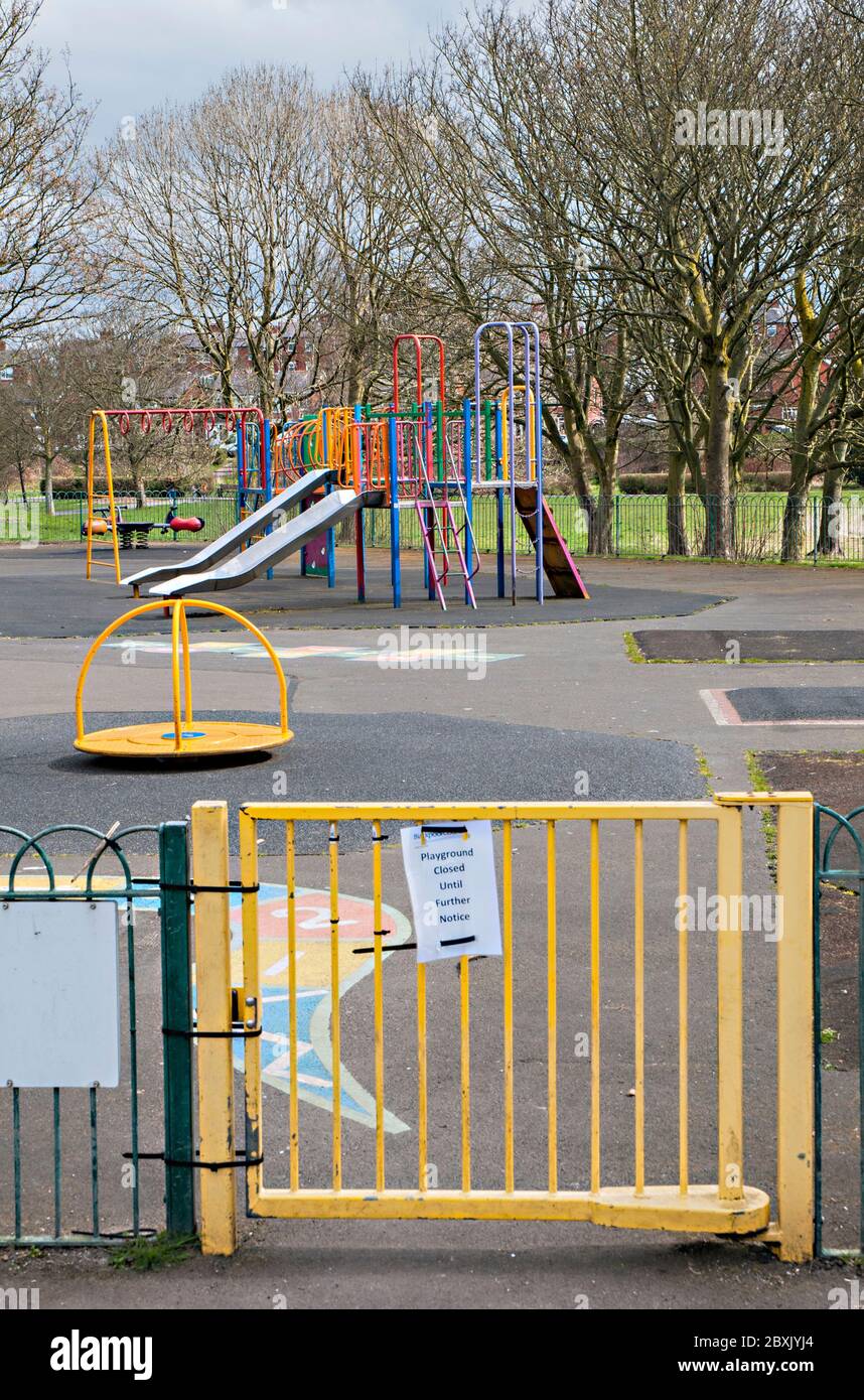 Kinderspielplatz geschlossen und verlassen, weil wegen Corona Virus covid 19 gesperrt. Kingscote Park Blackpool Lancashire England GB Stockfoto