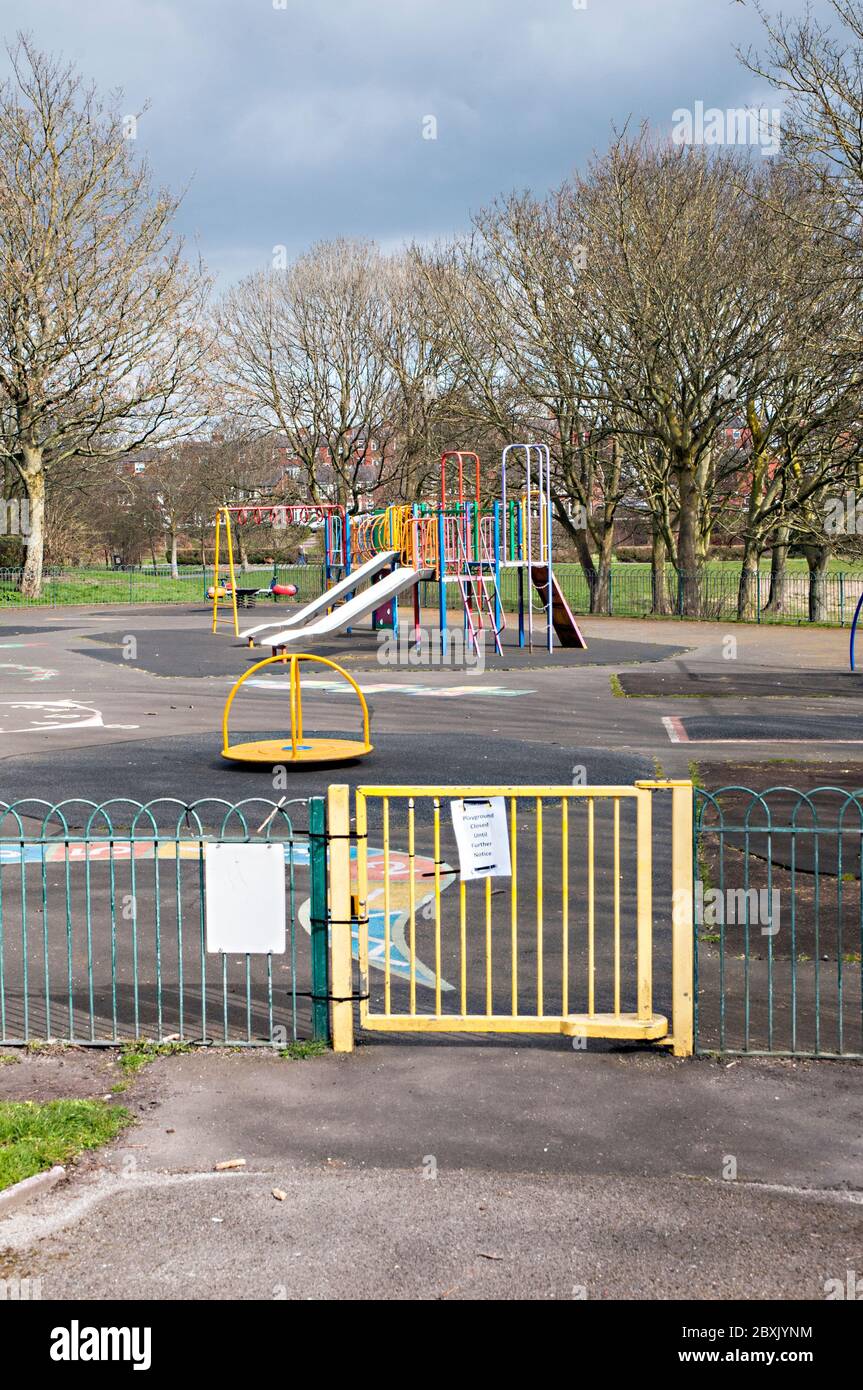 Kinderspielplatz geschlossen und verlassen, weil wegen Corona Virus covid 19 gesperrt. Kingscote Park Blackpool Lancashire England GB Stockfoto