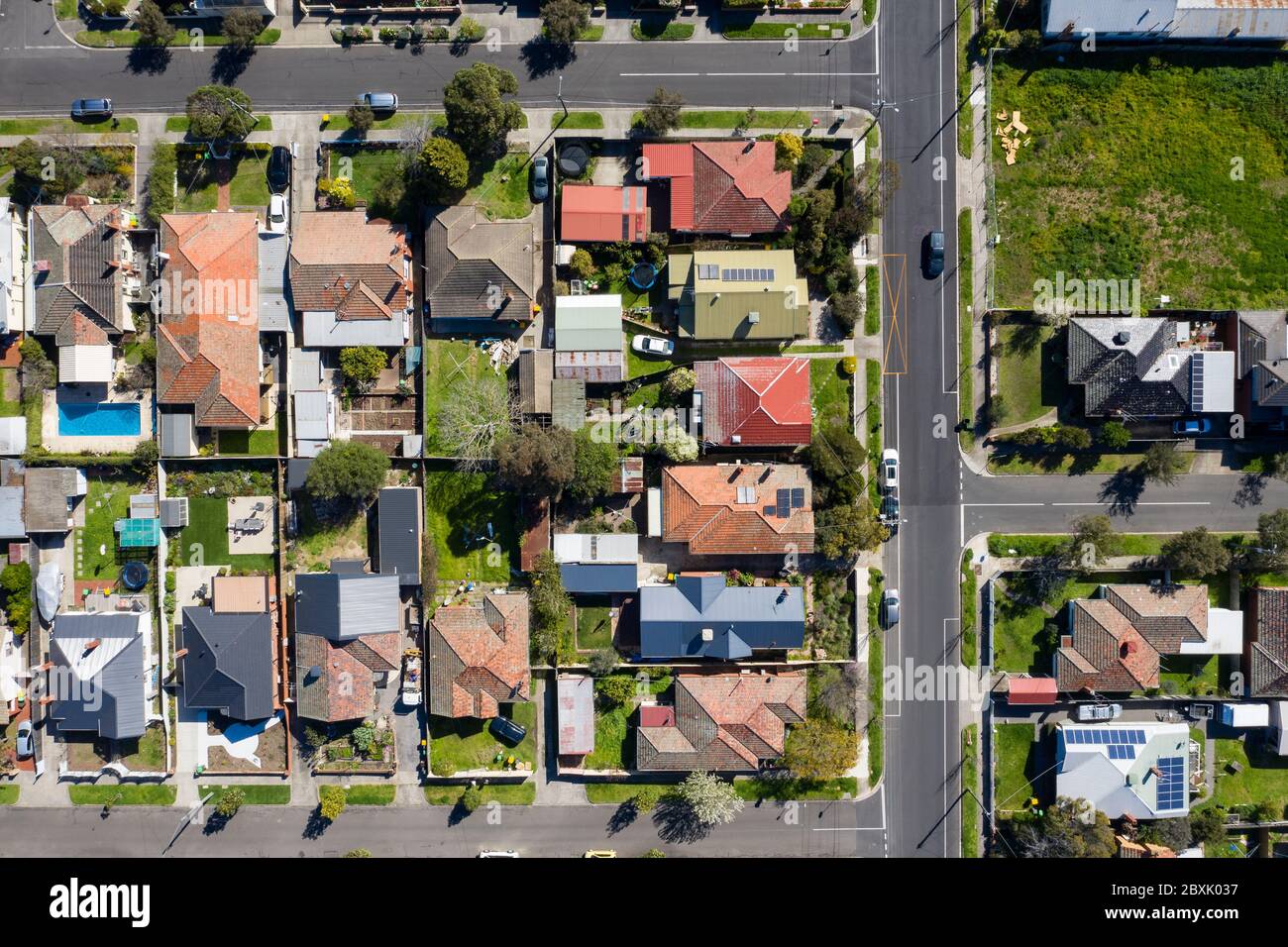 Luftaufnahme von oben nach unten von Häusern im Vorort Preston Victoria in Melbourne an einem Sommertag Stockfoto