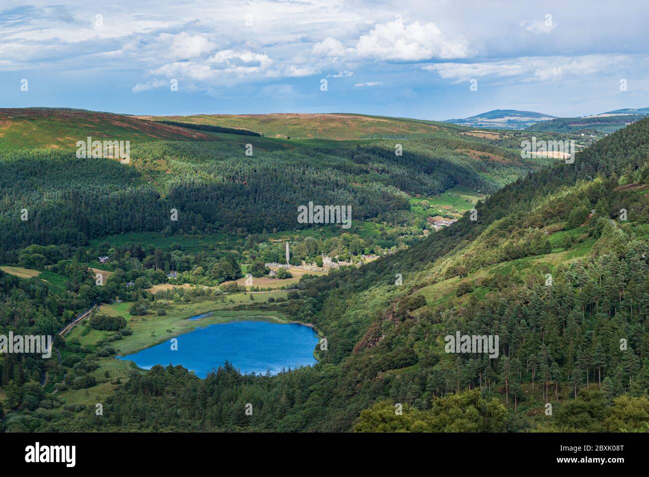 Upper Lake Trail auf dem Gipfel des Berges im Tal von Glendalough, Wicklow Mountains, Irland. Sommertag. Stockfoto