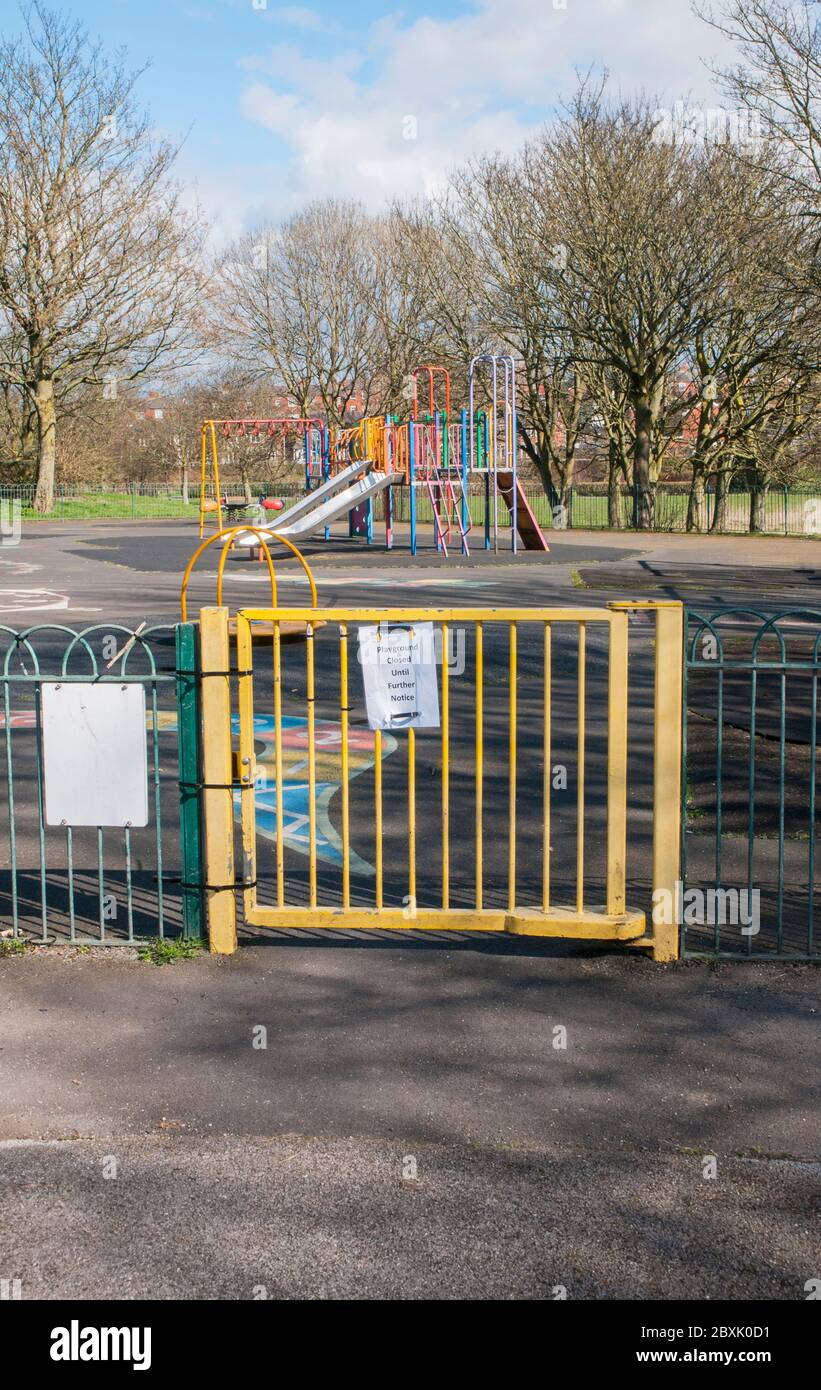 Kinderspielplatz geschlossen und verlassen, weil wegen Corona Virus covid 19 gesperrt. Kingscote Park Blackpool Lancashire England GB Stockfoto