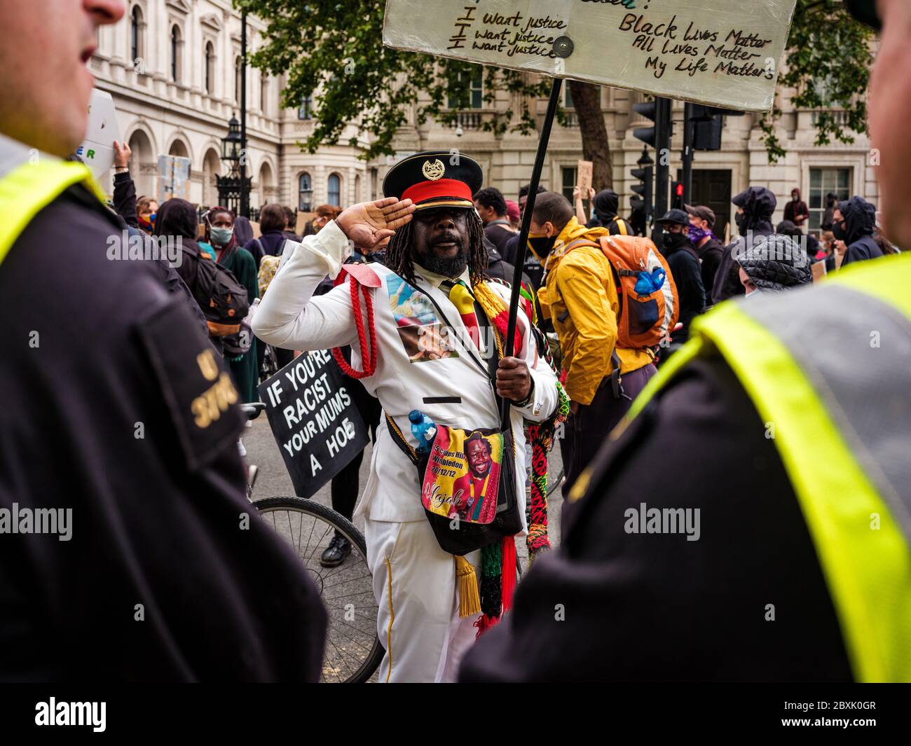London, Großbritannien. Juni 2020. Ein Protestkundgebungskünstler grüßt die Polizei während des Black Lives Matter Protests in London. In Erinnerung an George Floyd, der am 25. Mai in Polizeigewahrsam in der US-Stadt Minneapolis getötet wurde. Quelle: Yousef Al Nasser Stockfoto