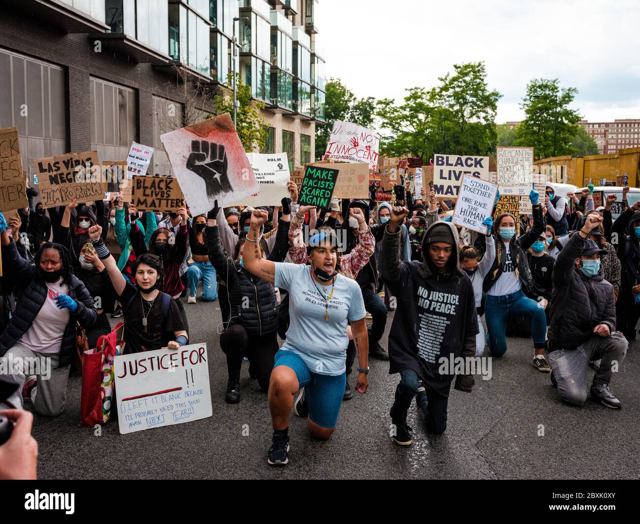 London, Großbritannien. Juni 2020. Die Demonstranten nehmen während des Black Lives Matter Protests in London das Knie. In Erinnerung an George Floyd, der am 25. Mai in Polizeigewahrsam in der US-Stadt Minneapolis getötet wurde. Quelle: Yousef Al Nasser Stockfoto