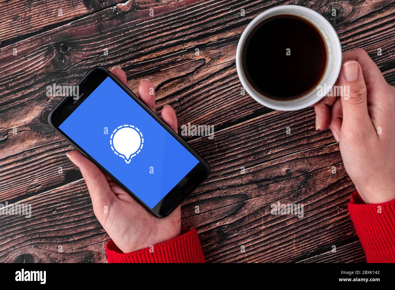 Antalya, TÜRKEI - 8. Juni 2020. Smartphone mit Logo der Signal Private Messenger App. Stockfoto
