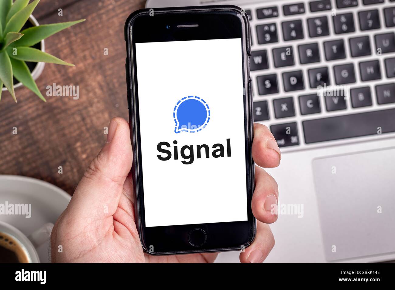 Antalya, TÜRKEI - 8. Juni 2020. Smartphone mit Logo der Signal Private Messenger App. Stockfoto