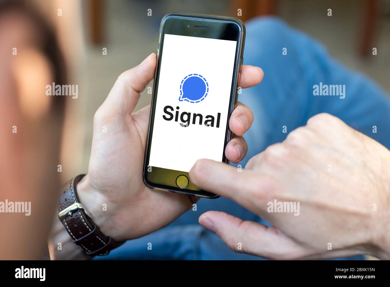 Antalya, TÜRKEI - 8. Juni 2020. Smartphone mit Logo der Signal Private Messenger App. Stockfoto