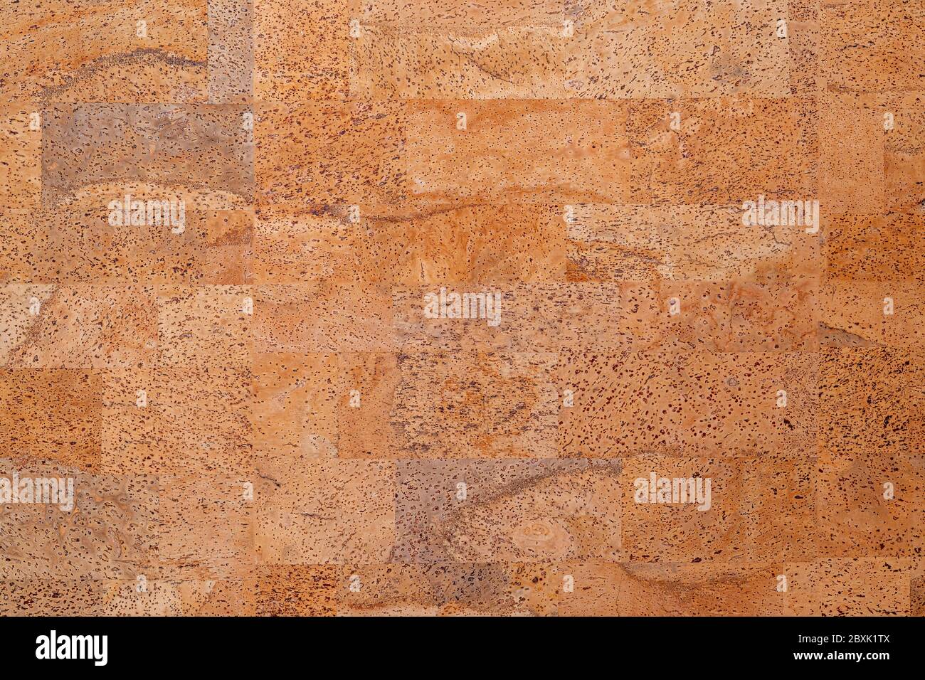 Design Wand aus Naturkork-Holz Wand. Braune Farbstruktur. Strukturierte Korkplatten. Stockfoto